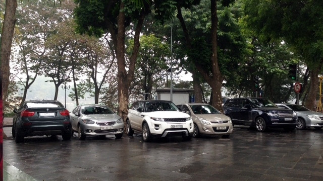 Trông giữ ô-tô vượt diện tích tại điểm đối diện nhà số 128 - 130 phố Hàng Trống, phường Hàng Trống, quận Hoàn Kiếm (Hà Nội).