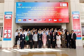 Các đại biểu tại buổi đánh giá
bốn chương trình đào tạo của
ĐH quốc gia TP Hồ Chí Minh.