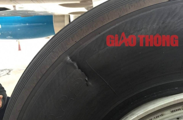 Vết rách lốp máy bay. (Ảnh: Báo Giao thông)