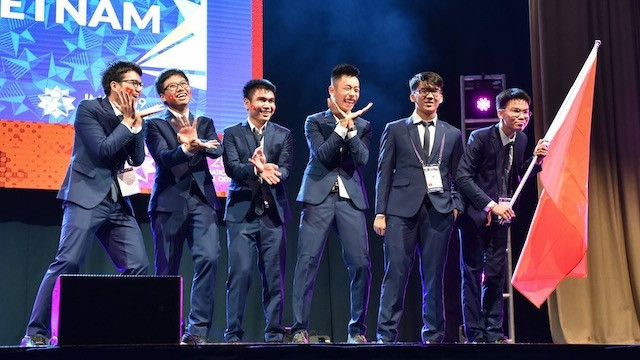Các thành viên đội tuyển quốc gia Việt Nam tham dự Olympic Toán quốc tế 2019