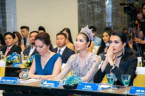 Á hậu Thiên Lý, Hoa hậu Hoàn vũ Phạm Hương và Á hậu Lệ Hằng tại buổi công bố khởi động tuyển sinh.