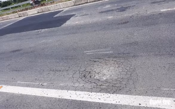 Mặt đường dẫn cầu Vàm Cống bị rạn nứt khoảng 600 m2