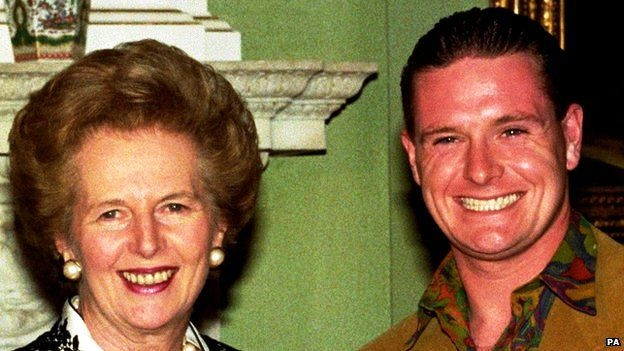 Thủ tướng Anh Margaret Thatcher chụp ảnh với ngôi sao của đội tuyển Anh Paul Gascoigne, tháng 10-1990.