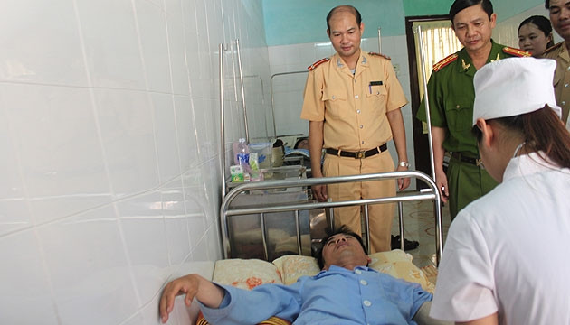 CSGT Ngô Hồng Hải đang được chăm sóc tại cơ sở y tế.