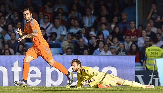 Alcacer Garcia (áo cam) thể hiện sự vui mừng khi ghi bàn vào lưới Celta Vigo. (ảnh: FOX Sports)