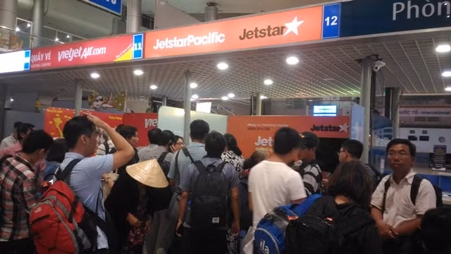 Sân bay Tuy Hòa đóng cửa, máy bay trả khách xuống Cam Ranh