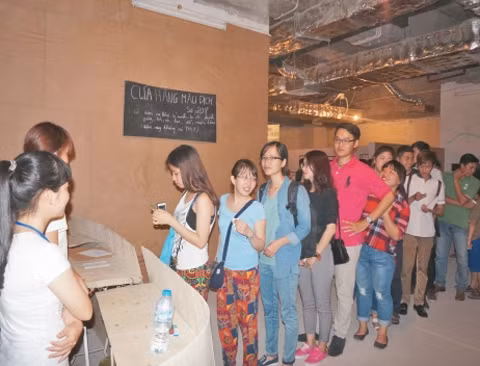 Các bạn trẻ hào hứng trải nghiệm xếp hàng tại Quầy mậu dịch.