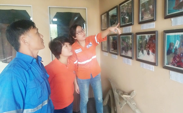 Khách tham quan không gian văn hóa của dân tộc Cao Lan tại xã Hà Thượng, huyện Đại Từ (Thái Nguyên).