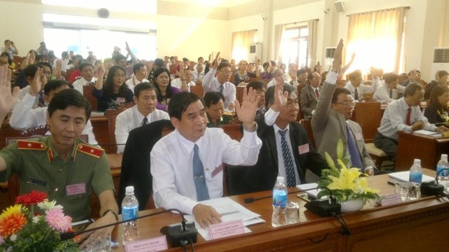 Các đại biểu biểu quyết tại kỳ họp.