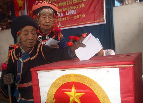 Cử tri xã Ka Lăng, huyện Mường Tè bỏ phiếu bầu cử sớm Quốc hội, HĐND các cấp tại kỳ bầu cử 2011 – bầu cử đại biểu quốc hội khóa XIII.