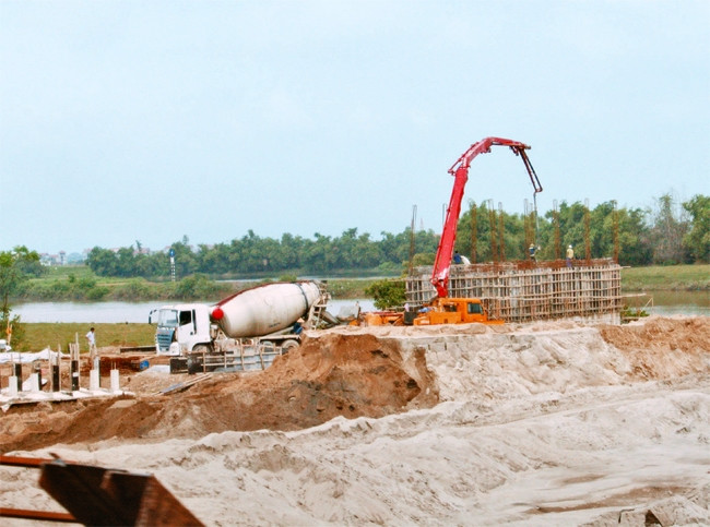 Các công trình xây dựng trái phép vẫn diễn ra trong mùa mưa bão tại tuyến đê ở TP Bắc Ninh.