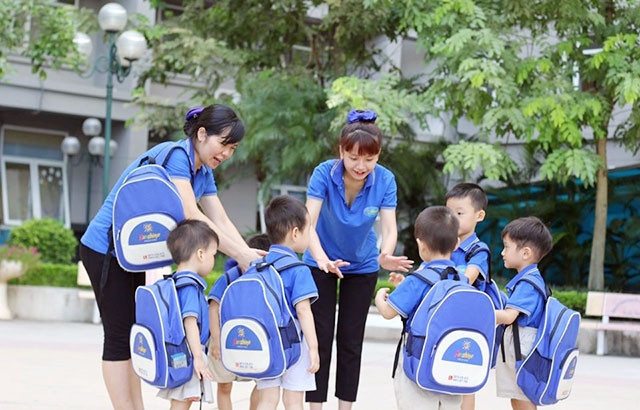 Giờ học ngoại khóa cung cấp kiến thức và kỹ năng sống cho trẻ em Trường mầm non Sunshine - Ánh mặt trời (Hà Nội).