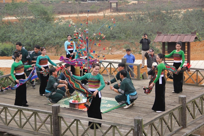 Tái hiện Lễ hội Chá Chiêng của đồng bào dân tộc Thái tại Làng Văn hóa Du lịch các dân tộc Việt Nam. Ảnh: ĐÀO LOAN