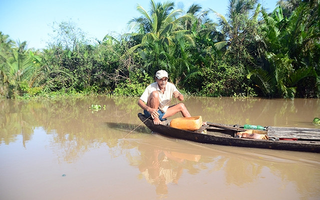 Ông Lê Văn Tui thu lưỡi câu cá ngát.