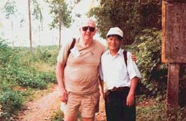 Đồng chí Dương Tú Anh và ông William.