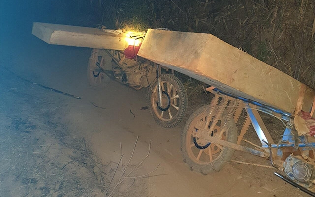 Tang vật vụ khai thác gỗ trái phép ngày 5-3.