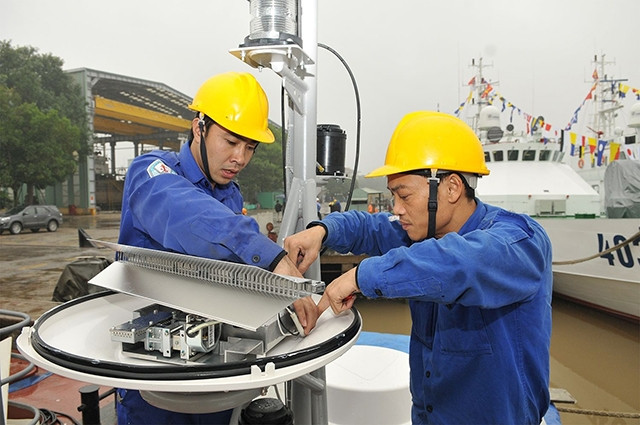 Công nhân làm việc tại xưởng sản xuất Nhà máy đóng tàu Hồng Hà (Hải Phòng). Ảnh: NGUYỄN ĐĂNG