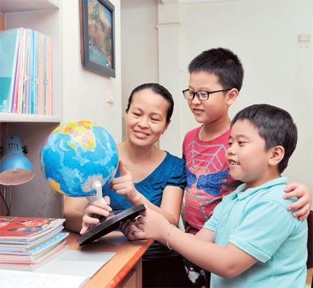 Quan tâm giáo dục con cái, vì con cái chính là niềm hạnh phúc của mỗi gia đình. Ảnh: Trần Hải