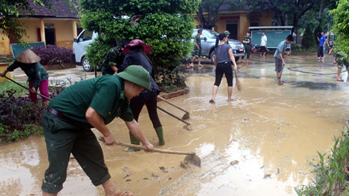 Lực lượng quân đội và đoàn viên thanh niên giúp Trường Mầm non Hương Đô dọn vệ sinh sau lũ (Ảnh: Báo Hà Tĩnh). 