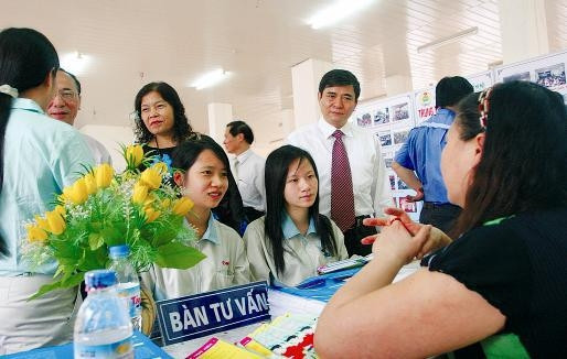 Cán bộ y tế tư vấn sức khỏe sinh sản cho công nhân khu công nghiệp Thăng Long.  Ảnh: KỲ ANH