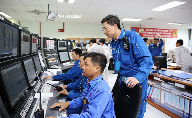 Kỹ sư, công nhân vận hành dây chuyền sản xuất Nhà máy Lọc dầu Dung Quất (Công ty Lọc hóa dầu Bình Sơn)-một trong những đơn vị đi đầu trong việc sử dụng năng lượng tiết kiệm và hiệu quả.