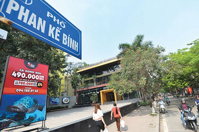 Công trình vi phạm vẫn tồn tại trên dự án cống hóa mương Phan Kế Bính, quận Ba Đình.