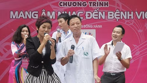 Tiết mục của ca sĩ Thái Thùy Linh và các bác sĩ Bệnh viện Mắt Hà Nội.
