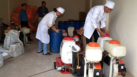 Cán bộ Trung tâm y tế dự phòng Lào Cai kiểm tra thiết bị và hóa chất khử trùng, tiêu độc để phòng, chống dịch bệnh xảy ra.