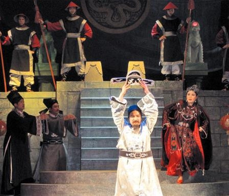 Cảnh trong vở cải lương Gươm thiêng trao trả hồ thần.