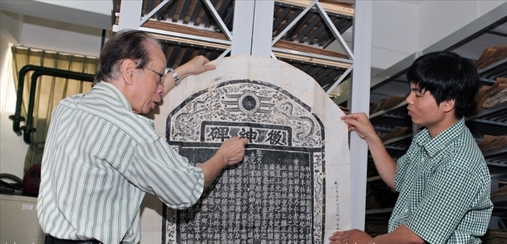 GS Nguyễn Quang Hồng cùng đồng nghiệp nghiên cứu về văn khắc Hán - Nôm.