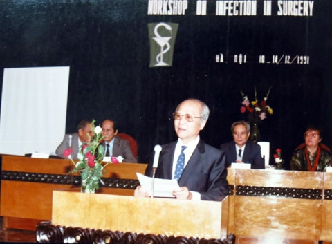GS Nguyễn Dương Quang phát biểu tại hội nghị về nhiễm khuẩn trong phẫu thuật năm 1991.