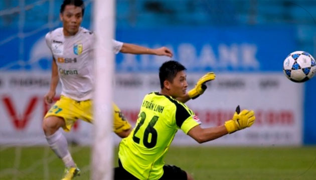 Pha ghi bàn của Ngọc Duy (trái) vào lưới Than Quảng Ninh. (Ảnh: Tuổi Trẻ)