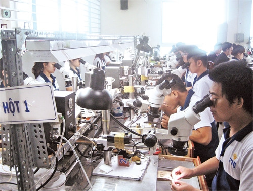 Thợ kim hoàn PNJ chế tác nữ trang bằng máy khắc dùng dao kim cương.