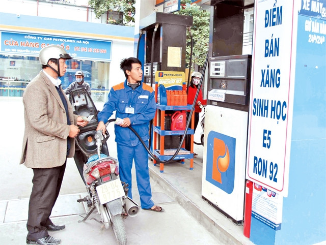 Điểm bán xăng sinh học E5 trên phố Nguyễn Lương Bằng.