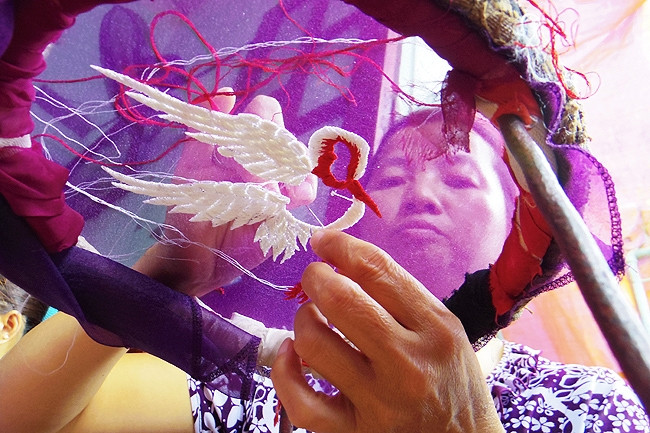 Người thợ thêu phải có đôi bàn tay khéo léo, tài hoa, đôi mắt tinh tường cộng với bộ óc tinh tế và đức tính cẩn thận, cần mẫn.