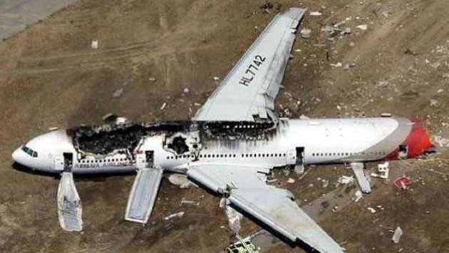 Hình ảnh chiếc máy bay của Asiana với phần đuôi bị gãy và thân cháy nham nhở. (Ảnh: Internet).