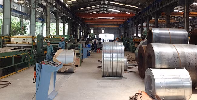 Sản xuất tại làng nghề cơ kim khí Phùng Xá (xã Phùng Xá, huyện Thạch Thất, Hà Nội).