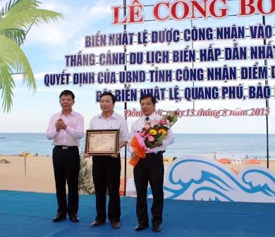 Chủ tịch UBND tỉnh Quảng Bình trao công nhận kỷ lục biển Nhật Lệ cho đại diện lãnh đạo TP Đồng Hới.