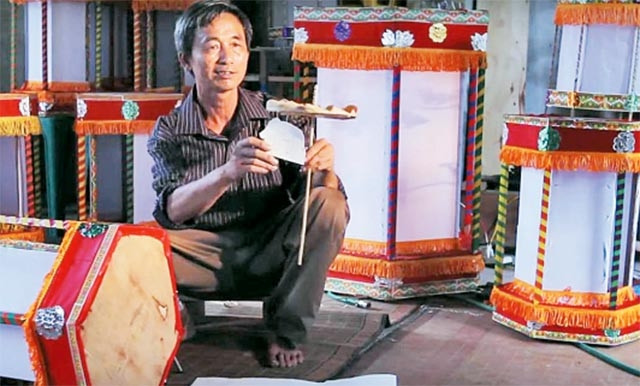 Với nghệ nhân Vũ Văn Sinh, làm ra chiếc đèn kéo quân là tạo thêm niềm vui trong cuộc sống.