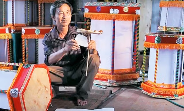 Với nghệ nhân Vũ Văn Sinh, làm ra chiếc đèn kéo quân là tạo thêm niềm vui trong cuộc sống.