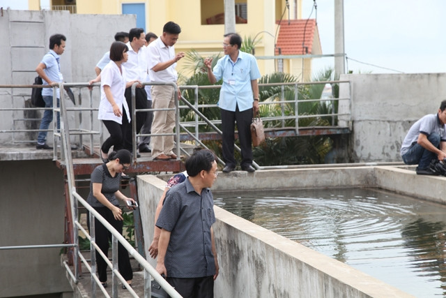 Kiểm tra quy trình xử lý nước sinh hoạt tại Công ty CP cấp thoát nước Ninh Bình.