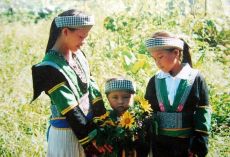 Trẻ em bản Mông hôm nay.
