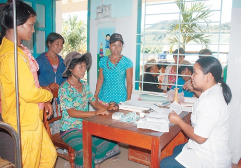 Khám, chữa bệnh cho người dân tại các trạm xá quân dân y.