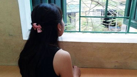 Mấy hôm về nhà, đêm nào chị cũng cầm tấm ảnh ngày còn là một cô gái đang tuổi xuân thì đứng bên mẹ, lầm rầm nói: "Con là đứa con ngoan, đời con sẽ khác, mẹ à!"...