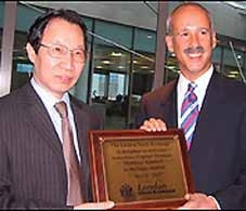 Đại sứ Việt Nam Trịnh Đức Dụ (trái)<br> và Giám đốc Indochina Capital Peter Ryder.