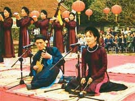 Biểu diễn hát ca trù.