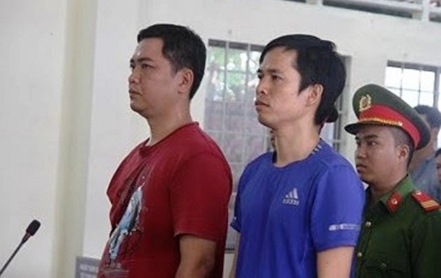 Hai bị cáo nguyên công an viên quận Ô Môn tại phiên tòa.