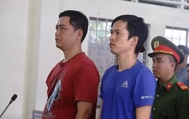 Hai bị cáo nguyên công an viên quận Ô Môn tại phiên tòa.