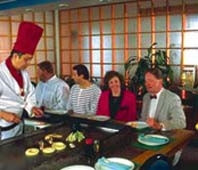 Phục vụ tại một nhà hàng
ở Tokyo.