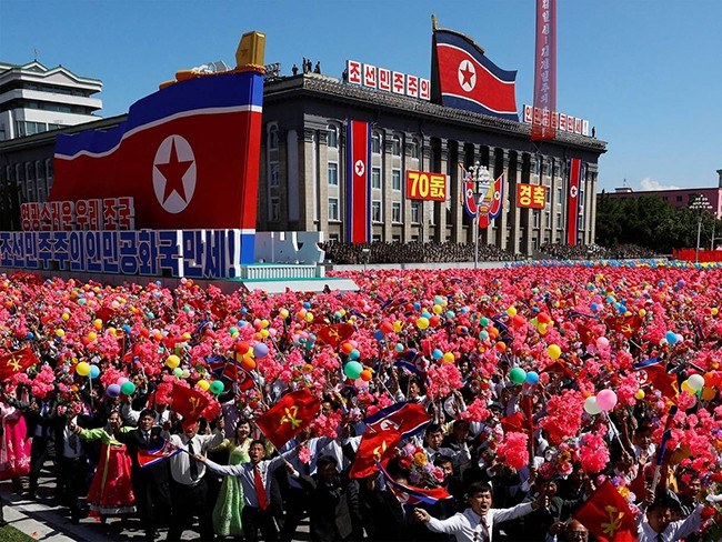 Hàng nghìn người dân Triều Tiên tham gia diễu hành vẫy cờ hoa tại Thủ đô Bình Nhưỡng nhân kỷ niệm 70 năm Ngày Quốc Khánh nước CHDCND Triều Tiên. Ảnh: Reuters.
